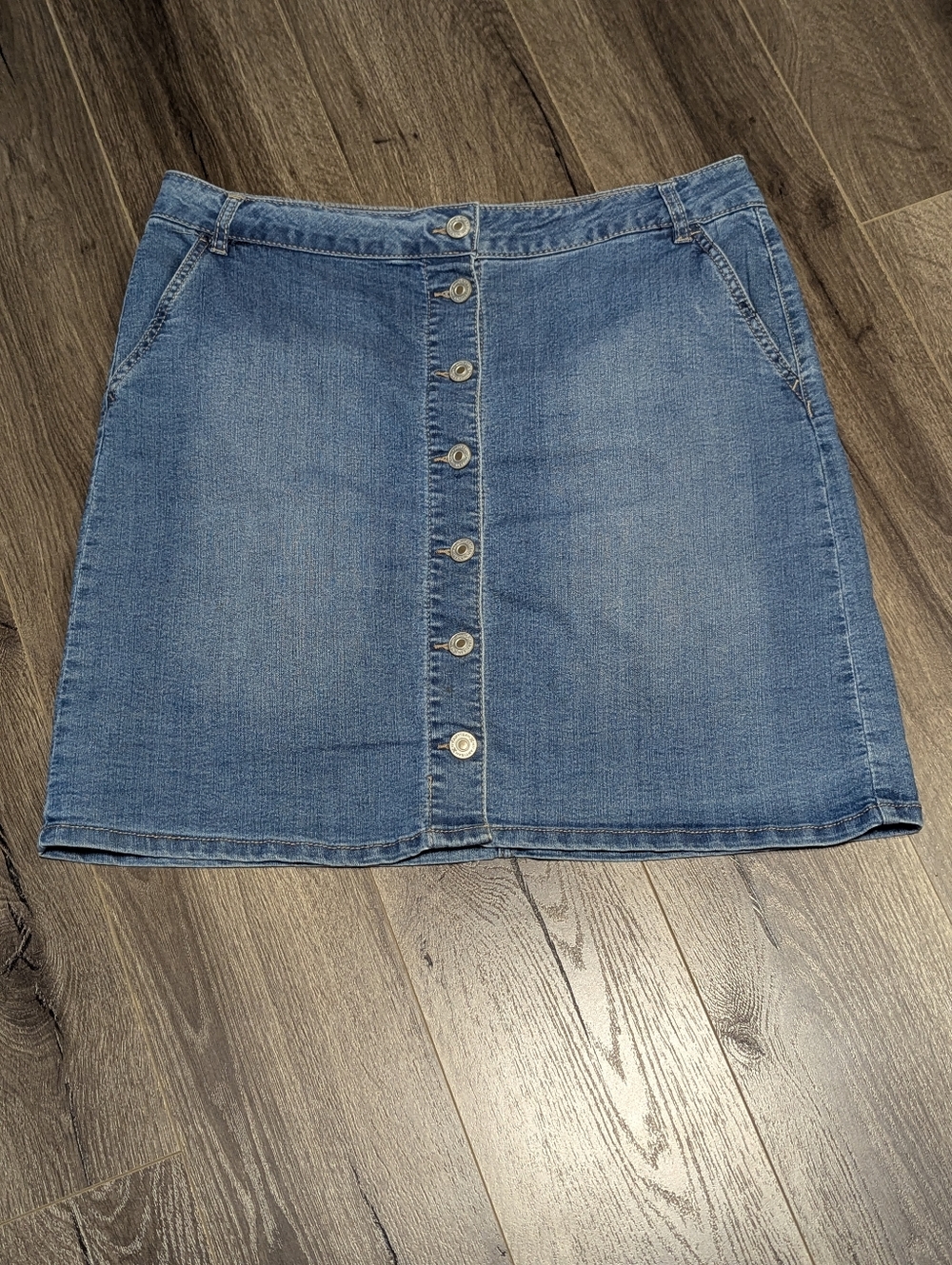 Artisan NY. Size 14 Denim Blue Button Down Skirt + Stretch . Medium Weight. GUC.